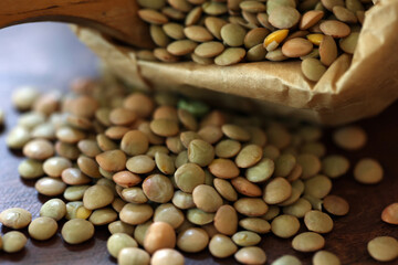 紙袋からこぼれ出るレンズ豆