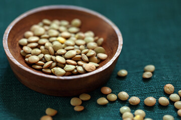 木製の丸い皿に盛ったレンズ豆