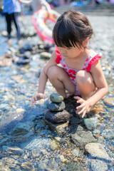 自然の河川プールで水遊びをする女の子