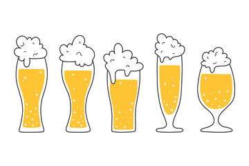 Set of glasses with beer in doodle style. Vector illustration. Linear collection of foamy beer. - obrazy, fototapety, plakaty