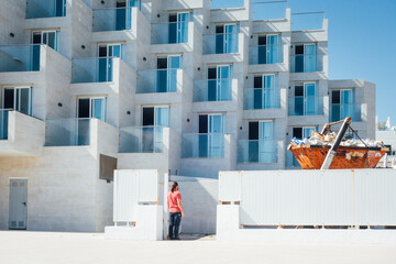 Un homme devant la construction de nouveaux immeubles à Majorque. Construction de résidences à...