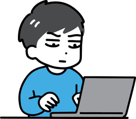 パソコンの前で難しい顔をしている私服の若い男性(上半身)