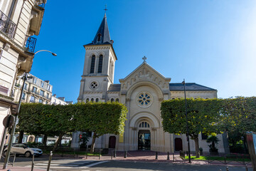 Vue extérieure de l'église paroissiale catholique Saint-Justin à Levallois-Perret, dans le département français des Hauts-de-Seine, en région Ile-de-France - obrazy, fototapety, plakaty