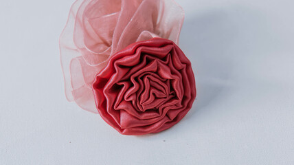  pink rose-shaped brooch made of cloth