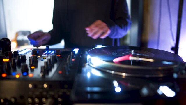 dj mix scratch in club