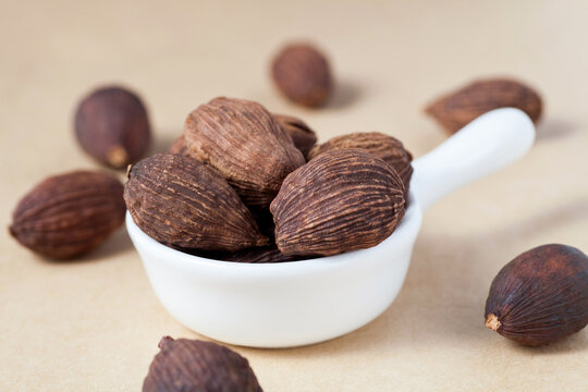Amomum tsaoko in a ceramic dish