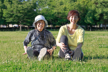 公園でシニア女性と会話が弾み笑顔の女性