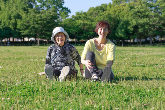 公園でシニア女性と会話が弾み笑顔の女性