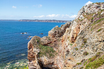 Fototapeta na wymiar Côte rocheuse à la Pointe de Dinan sur la presqu'île de Crozon. Finistère. Bretagne 