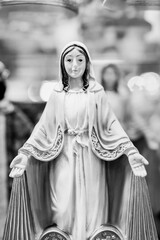 Statue figurine représentant la vierge Marie les bras ouverts