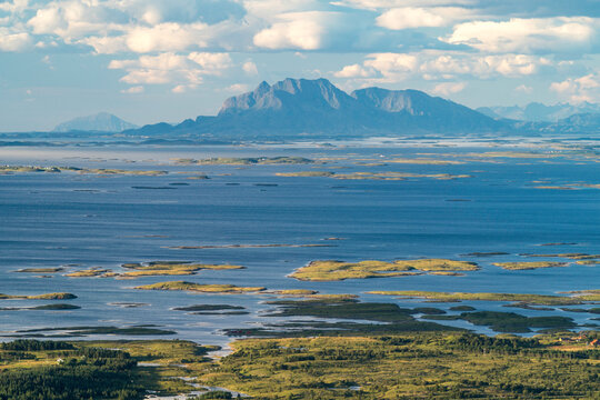 Blick von der Vegatreppe auf die Insel D&oslash;nna (Helgeland, Norwegen)