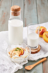 신선한 산양유와 복숭아 산양유 요거트가 올려져있는 식탁의 모습