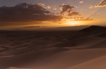 Khongoryn Els dunes at sunset, Gobi desert