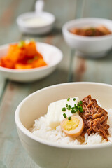 장조림덮밥과 반찬이 차려진 한국의 식탁