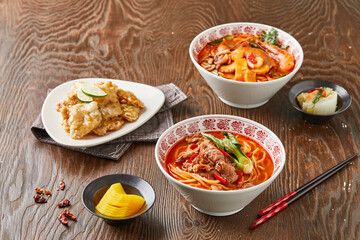 차돌짬뽕과 해물짬뽕과 찹쌀 꿔바로우로 이루어진 식탁