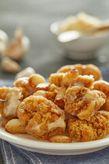 한국의 마늘과 마늘치킨이 올려져 있는 테이블