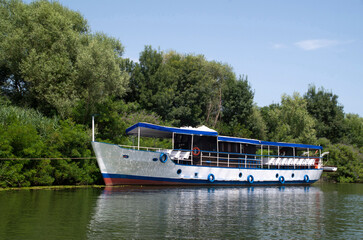 Fototapeta na wymiar Ship for ride in the national park Lake Skadar in Montenegro