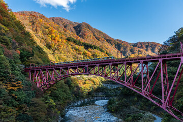 富山県 黒部峡谷 宇奈月温泉 トロッコ電車と紅葉