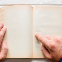 Obraz premium man reading a book on a white wooden background