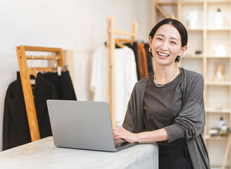 働く日本人女性/アパレル店員