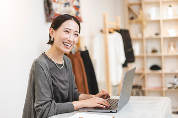 働く日本人女性/アパレル店員