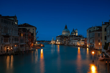Canale Grande in Venedig bei Nacht von Accademia Brücke
