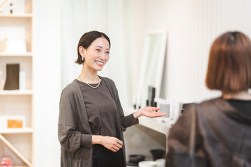 働く日本人女性/アパレル店員