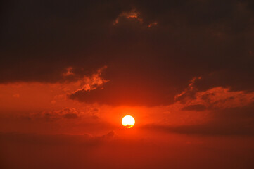 pôr do sol incrível, luz entre as nuvens 