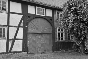 Scheunentor an altem Haus mit Schieferwänden in Rüthen bei Soest in Nordrhein-Westfalen