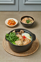 만두전골이 차려진 한국의 식탁을 바라본 모습