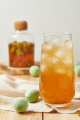 매실청과 시원한 매실음료가 담겨져 있는 테이블