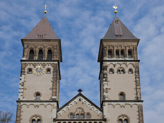 Fototapeta na wymiar Die beiden Türme der Taborkirche Leipzig Kleinzschocher. Sachsen, Deutschland 