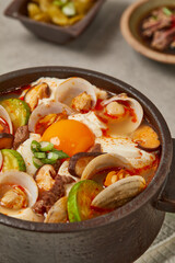 한국산 콩으로 만든 순두부찌개가 차려진 한국의 식탁