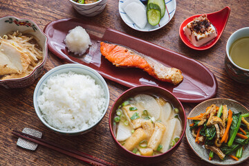 焼き鮭の家庭的な和定食（ごはん・味噌汁・納豆・漬物・冷奴・小鉢）