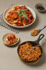 아구찜과 아구찜 볶음밥을 숟가락으로 드는 모습