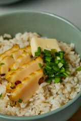 맛있게 지어진 전복 버터 솥밥을 예쁘게 그릇에 옮겨담아 가까이서 본 모습