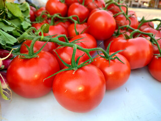 Barquette de fruits frais sur le marché du cours Soleya à Nice sur la Côte d'Azur