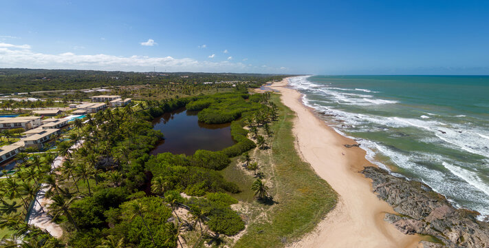 Imagem a&eacute;rea da Praia de Imbassa&iacute;, Zona Tur&iacute;stica da Costa dos Coqueiros, no munic&iacute;pio de Mata de S&atilde;o Jo&atilde;o, Bahia, Brasil