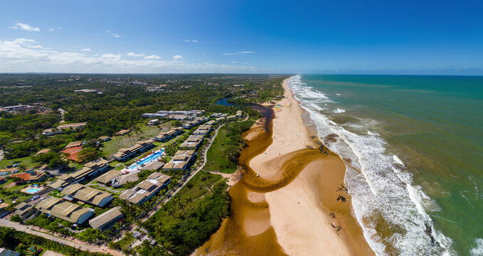 Imagem a&eacute;rea da Praia de Imbassa&iacute;, Zona Tur&iacute;stica da Costa dos Coqueiros, no munic&iacute;pio de Mata de S&atilde;o Jo&atilde;o, Bahia, Brasil