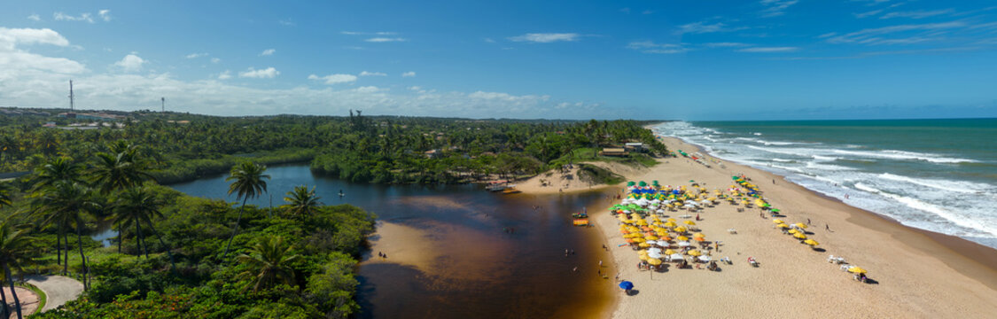 Imagem aérea da Praia de Imbassaí, Zona Turística da Costa dos Coqueiros, no município de Mata de São João, Bahia, Brasil