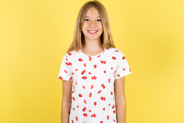 Fototapeta premium Close up photo of beautiful kid girl toothy smiling
