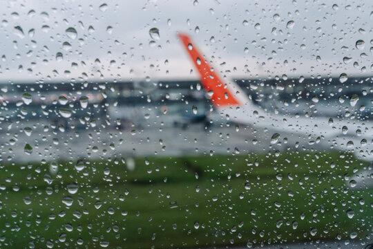 No aeroporto &agrave; janela num dia de chuva