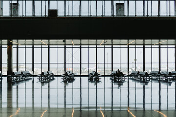 Aeroporto vazio com reflexos 