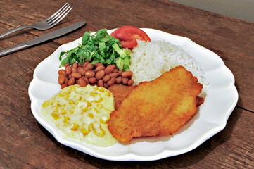 Prato executivo - arroz, feijão , Frango a milanesa, creme de milho e salada.