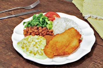 Preto executivo , arroz , feijão ,frango a milanesa, creme de milho e salada