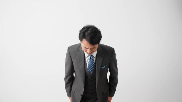 お辞儀をするミドル男性　ビジネスイメージ