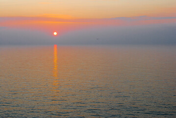 pomarańczowy zachód słońca nad horyzontem
