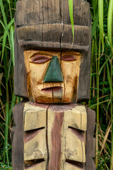 drewniana rzeźba ludowa przedstawiająca twarz męższczyzny