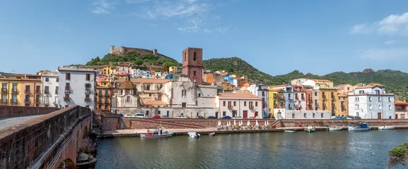 Cercles muraux Ponte Vecchio Echoes of History: Bosa's Panoramic Splendor. From the banks of the Temo River, near the venerable Ponte Vecchio, the picturesque town of Bosa unfolds in Sardinia, an Italian gem. 