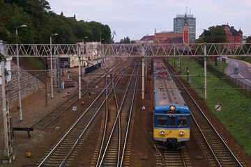 pociąg, kolejka, podróż, tory, kolej, szyny, gdansk, widok, krajobraz, budynek, © Piotr